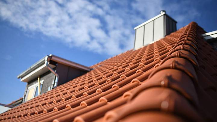 Pose de toiture en tuiles, Picauville